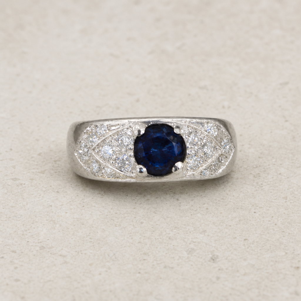 anello-fascia-zaffiro-blu-pave-still-life-1024x1024